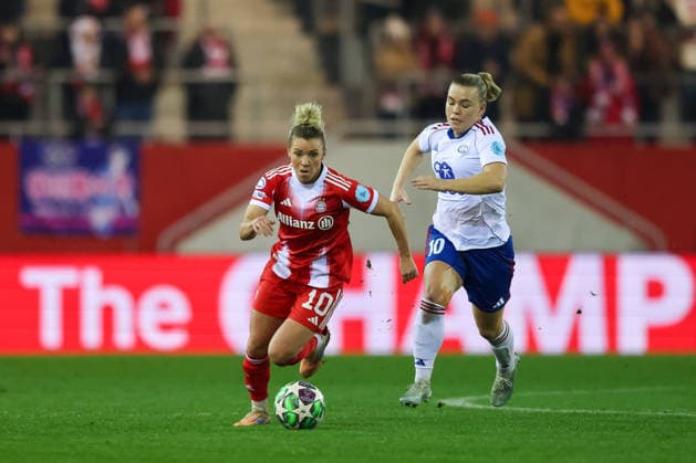 Linda Dallmann FC Bayern Muenchen, 10 with Olaug Tvedten Valerenga IF, 10 , GER, FC Bayern Muenchen vs Valerenga IF, Football, UEFA Womens Champions League, League Phase, Matchday 6, Season 2025 2026, 17 12 2025, GER, FC Bayern Muenchen vs Valerenga IF, Football, UEFA Womens Champions League, League Phase, Matchday 6, Season 2025 2026, 17 12 2025 Muenchen Copyright: xEibner-Pressefoto JennixMaulx EP_JML