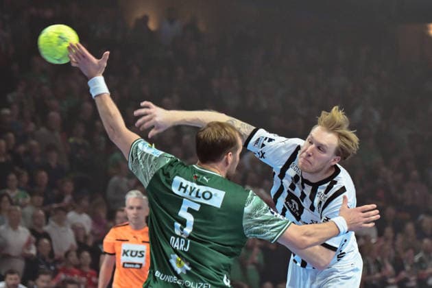 18 12 2025, xlakx, Handball DHB Pokal 1 4 Final, Fuechse Berlin THW Kiel v l Max Darj Fuechse Berlin , Eric Johansson THW Kiel goes for a jump shot Berlin