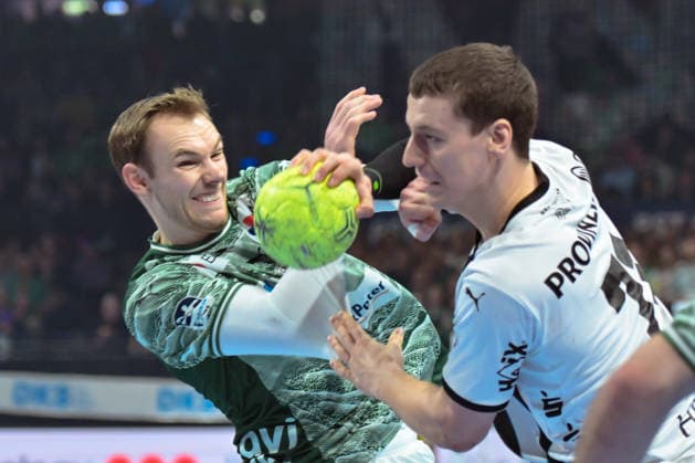 18 12 2025, xlakx, Handball DHB Pokal 1 4 Final, Fuechse Berlin THW Kiel v l Mathias Gidsel Fuechse Berlin , Elias Ellefsen a Skipagoetu THW Kiel duel, duel, fight, tackle Berlin