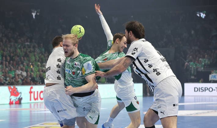 Elias Ellefsen a Skipagotu, Matthes Langhoff on the ball, Veron Nacinovic duel Match scene Action Sport Handball DHB Cup quarter-finals mens season 2025 2026 18 12 2025 Füchse Berlin vs THW Kiel
