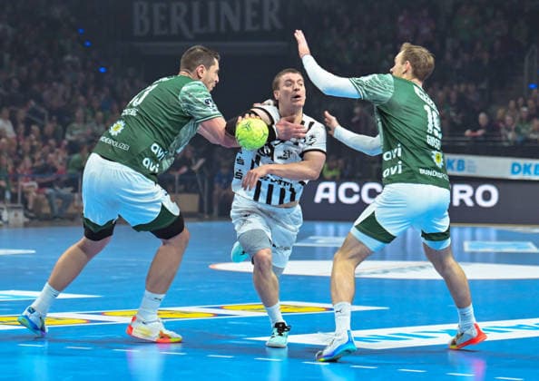 18 12 2025, xlakx, Handball DHB Pokal 1 4 Final, Fuechse Berlin THW Kiel v l Mijajlo Marsenic Fuechse Berlin , Elias Ellefsen a Skipagoetu THW Kiel , Mathias Gidsel Fuechse Berlin Zweikampf, Duell, Kampf, tackle Berlin