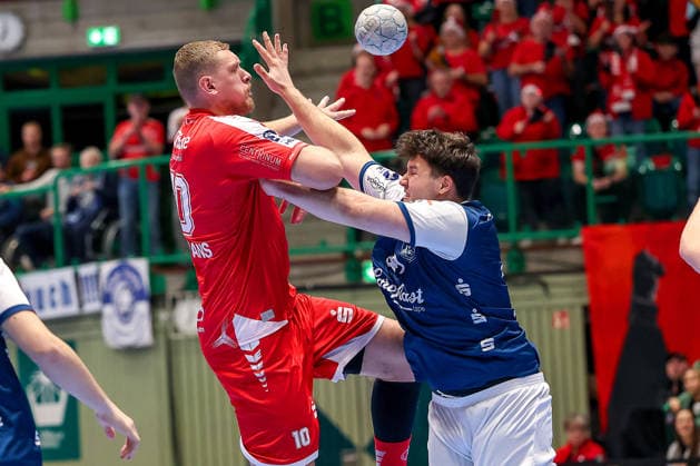 18 12 2025, Handball, Quarter-final DHB Pokal, Bergischer HC MT Melsungen, Unihalle Wuppertal Dainis Kristopans Melsungen 10 in duel against Aron Seesing BHC 49 Nordrhein Westfalen Germany