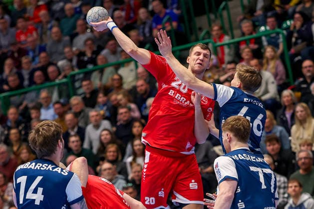 18 12 2025, Handball, Quarter-final DHB Cup, Bergischer HC MT Melsungen, Unihalle Wuppertal Uladzislau Kulesh Melsungen 20 in duel against Julian Fuchs BHC 46 North Rhine-Westphalia Germany