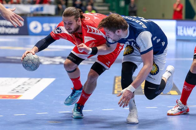 18 12 2025, Handball, Quarter-final DHB Cup, Bergischer HC MT Melsungen, Unihalle Wuppertal Olle Forsell Schefvert Melsungen 25 in a duel against Gerdas Babarskas BHC 14 North Rhine-Westphalia Germany