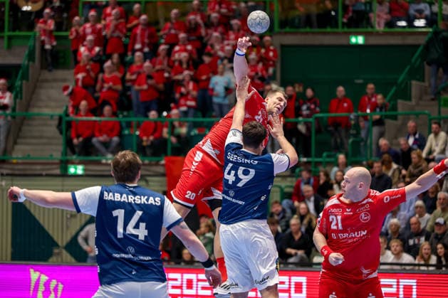 18 12 2025, Handball, Quarter-final DHB Cup, Bergischer HC MT Melsungen, Unihalle Wuppertal Uladzislau Kulesh Melsungen 20 in duel against Aron Seesing BHC 49 Nordrhein Westfalen Germany