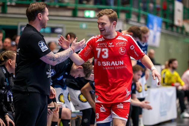 18 12 2025, Handball, Quarter-finals DHB Cup, Bergischer HC MT Melsungen, Unihalle Wuppertal Head coach Arnor Gunnarsson BHC hc alongside Timo Kastening Melsungen 73 North Rhine-Westphalia Germany
