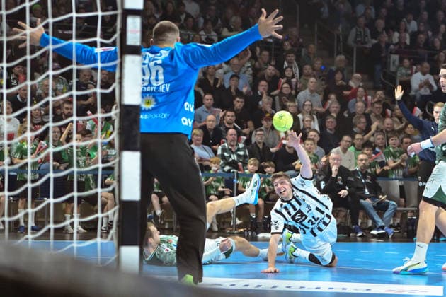 18 12 2025, xlakx, Handball DHB Pokal 1 4 Final, Fuechse Berlin THW Kiel v l Dejan Milosavljev Fuechse Berlin , Lukas Zerbe THW Kiel goes for a jump shot Berlin
