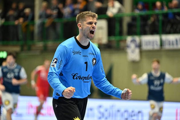 GER, 1 DHB Cup, quarter-final, Bergischer HC vs MT Melsungen, 18 12 2025, Unihalle, Wuppertal, GER, 1 DHB Cup, quarter-final, Bergischer HC vs MT Melsungen, , in the picture Christopher Rudeck goalkeeper BHC 1 , is happy about a saved ball nordphotoxGmBHx xMeuter nph00351