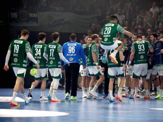 DEU, DHB, Cup, Fuechse Berlin vs THW Kiel, 18 12 2025, Max Schmeling Halle, Berlin, DEU, DHB, Cup, Fuechse Berlin vs THW Kiel, in the picture Fuechse players circle nordphotoxGmbHx xEngler nph00076