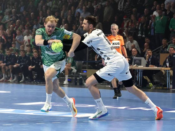 DEU, DHB, Cup, Fuechse Berlin vs THW Kiel, 18 12 2025, Max Schmeling Halle, Berlin, DEU, DHB, Cup, Fuechse Berlin vs THW Kiel, in the picture Matthes Langhoff Fuechse Berlin 25 , Harald Reinkind THW Kiel 6 nordphotoxGmbHx xEngler nph00076