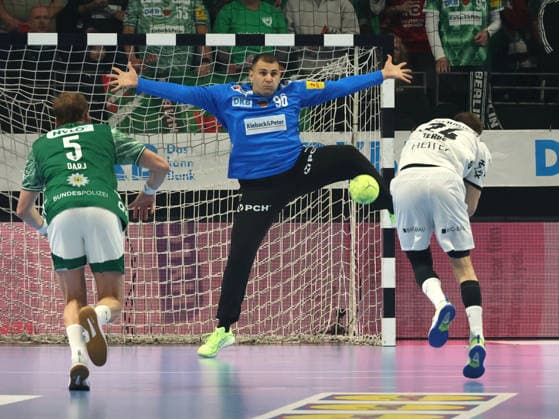 DEU, DHB, Cup, Fuechse Berlin vs THW Kiel, 18 12 2025, Max Schmeling Halle, Berlin, DEU, DHB, Cup, Fuechse Berlin vs THW Kiel, in the picture 7m, Dejan Milosavljev Fuechse Berlin 96 , Max Darj Fuechse Berlin 5 , Lukas Zerbe THW Kiel 24 nordphotoxGmbHx xEngler nph00076