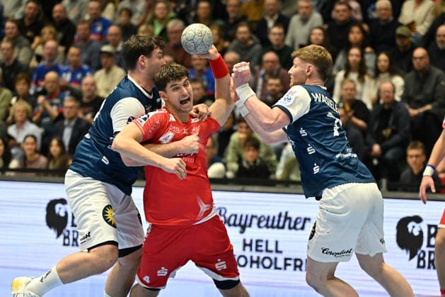 GER, 1 DHB Cup, quarter-final, Bergischer HC vs MT Melsungen, 18 12 2025, Unihalle, Wuppertal, GER, 1 DHB Cup, quarter-final, Bergischer HC vs MT Melsungen, , in the picture Nikolaj Enderleit MT Melsungen 4 , in a duel against Aron Seesing BHC 49 , Johannes Wasielewski BHC 77 , nordphotoxGmBHx xMeuter nph00351