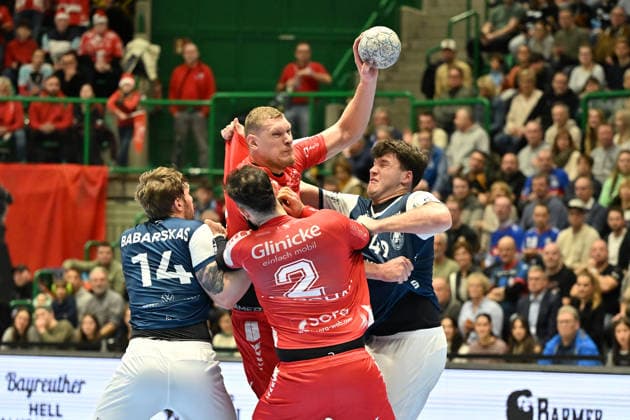 GER, 1 DHB Pokal, quarter-final, Bergischer HC vs MT Melsungen, 18 12 2025, Unihalle, Wuppertal, GER, 1 DHB Pokal, quarter-final, Bergischer HC vs MT Melsungen, , in the picture Dainis KriÅ¡topÄns MT Melsungen 10 , in a duel against Aron Seesing BHC 49 , nordphotoxGmBHx xMeuter nph00351