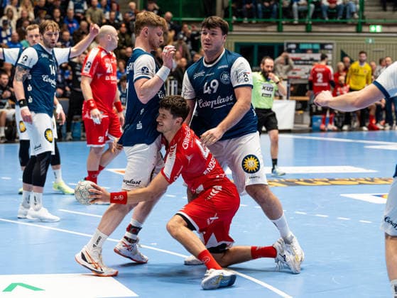 Johannes Wasielewski Bergischer HC, 77 and Aron Seesing Bergischer HC, 49 block Nikolaj Enderleit MT Melsungen, 04 in attack Bergischer HC vs MT Melsungen, handball, DHB Cup, quarter-finals, 2025 2026 season, 18 12 2025 Bergischer HC vs MT Melsungen, handball, DHB Cup, quarter-finals, 2025 2026 season, 18 12 2025 Wuppertal Copyright: xEibner-Pressefoto DamianxKruczynx EP_DKI