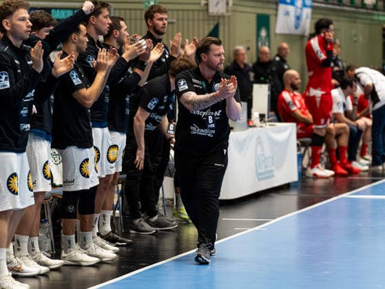 Arnor Thor Gunnarsson Bergischer HC, coach cheers and claps Bergischer HC vs MT Melsungen, handball, DHB Cup, quarter-finals, 2025 2026 season, 18 12 2025 Bergischer HC vs MT Melsungen, handball, DHB Cup, quarter-finals, 2025 2026 season, 18 12 2025 Wuppertal Copyright: xEibner-Pressefoto DamianxKruczynx EP_DKI