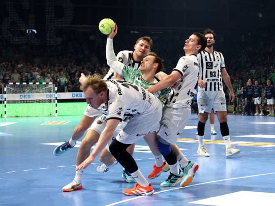 DEU, DHB, Cup, Fuechse Berlin vs THW Kiel, 18 12 2025, Max Schmeling Halle, Berlin, DEU, DHB, Cup, Fuechse Berlin vs THW Kiel, in the picture Mathias Gidsel Fuechse Berlin 19 , VERON NACINOVIC THW Kiel 93 , Magnus Landin Jacobsen THW Kiel 7 , Eric Johansson THW Kiel 21 nordphotoxGmbHx xEngler nph00076