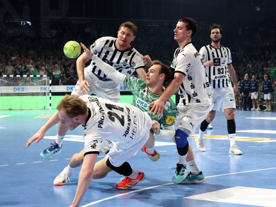 DEU, DHB, Cup, Fuechse Berlin vs THW Kiel, 18 12 2025, Max Schmeling Halle, Berlin, DEU, DHB, Cup, Fuechse Berlin vs THW Kiel, in the picture Mathias Gidsel Fuechse Berlin 19 , VERON NACINOVIC THW Kiel 93 , Magnus Landin Jacobsen THW Kiel 7 , Eric Johansson THW Kiel 21 nordphotoxGmbHx xEngler nph00076