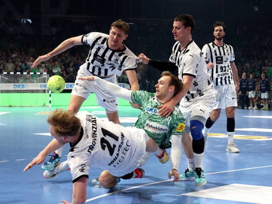 DEU, DHB, Cup, Fuechse Berlin vs THW Kiel, 18 12 2025, Max Schmeling Halle, Berlin, DEU, DHB, Cup, Fuechse Berlin vs THW Kiel, in the picture Mathias Gidsel Fuechse Berlin 19 , VERON NACINOVIC THW Kiel 93 , Magnus Landin Jacobsen THW Kiel 7 , Eric Johansson THW Kiel 21 nordphotoxGmbHx xEngler nph00076