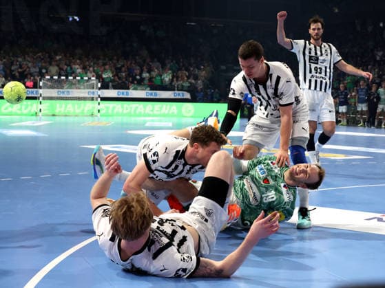 DEU, DHB, Cup, Fuechse Berlin vs THW Kiel, 18 12 2025, Max Schmeling Halle, Berlin, DEU, DHB, Cup, Fuechse Berlin vs THW Kiel, in the picture Mathias Gidsel Fuechse Berlin 19 , VERON NACINOVIC THW Kiel 93 , Magnus Landin Jacobsen THW Kiel 7 , Eric Johansson THW Kiel 21 nordphotoxGmbHx xEngler nph00076