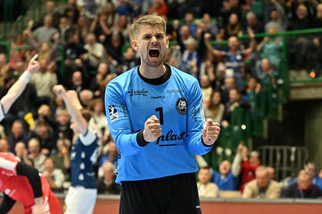 GER, 1 DHB Cup, quarter-final, Bergischer HC vs MT Melsungen, 18 12 2025, Unihalle, Wuppertal, GER, 1 DHB Cup, quarter-final, Bergischer HC vs MT Melsungen, , in the picture Christopher Rudeck goalkeeper BHC 1 , is happy about a saved ball nordphotoxGmBHx xMeuter nph00351