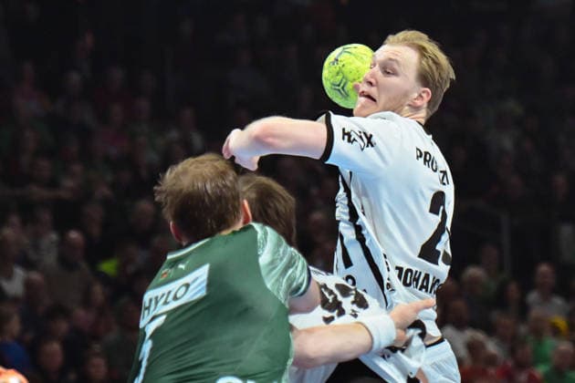 18 12 2025, xlakx, Handball DHB Pokal 1 4 Final, Fuechse Berlin THW Kiel v l Eric Johansson THW Kiel goes for the jump shot Berlin