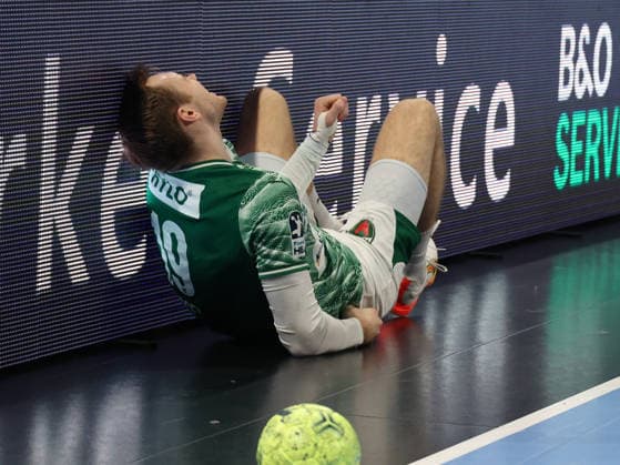 DEU, DHB, Cup, Fuechse Berlin vs THW Kiel, 18 12 2025, Max Schmeling Halle, Berlin, DEU, DHB, Cup, Fuechse Berlin vs THW Kiel, in the picture Mathias Gidsel Fuechse Berlin 19 , injured nordphotoxGmbHx xEngler nph00076