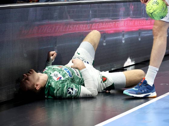 DEU, DHB, Cup, Fuechse Berlin vs THW Kiel, 18 12 2025, Max Schmeling Halle, Berlin, DEU, DHB, Cup, Fuechse Berlin vs THW Kiel, in the picture Mathias Gidsel Fuechse Berlin 19 , injured nordphotoxGmbHx xEngler nph00076
