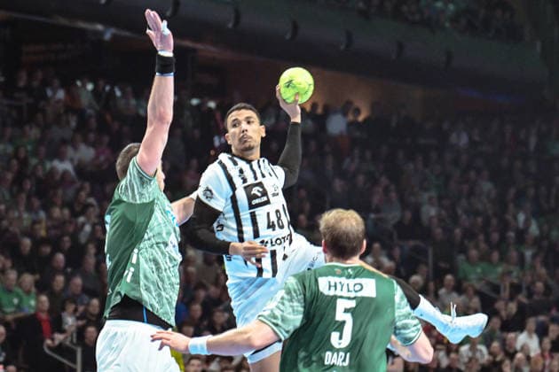 18 12 2025, xlakx, Handball DHB Pokal 1 4 Final, Fuechse Berlin THW Kiel v l Mijajlo Marsenic Fuechse Berlin , Mohab THW Kiel , Max Darj Fuechse Berlin goes for a jump shot Berlin