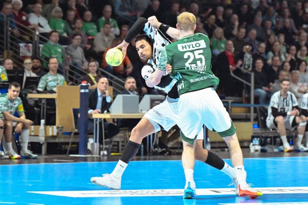 18 12 2025, xlakx, Handball DHB Pokal 1 4 Final, Fuechse Berlin THW Kiel v l Mohab Mohamed Saeed Abdelhak THW Kiel , Matthes Langhoff Fuechse Berlin duel, duel, fight, tackle Berlin