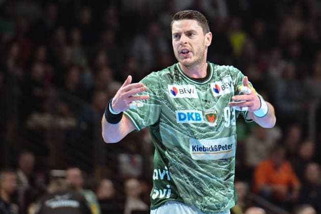18 12 2025, xlakx, Handball DHB Pokal 1 4 Final, Fuechse Berlin THW Kiel v l Mijajlo Marsenic Fuechse Berlin gives instructions, gesticulates with arms, gesticulate, gives instructions Berlin