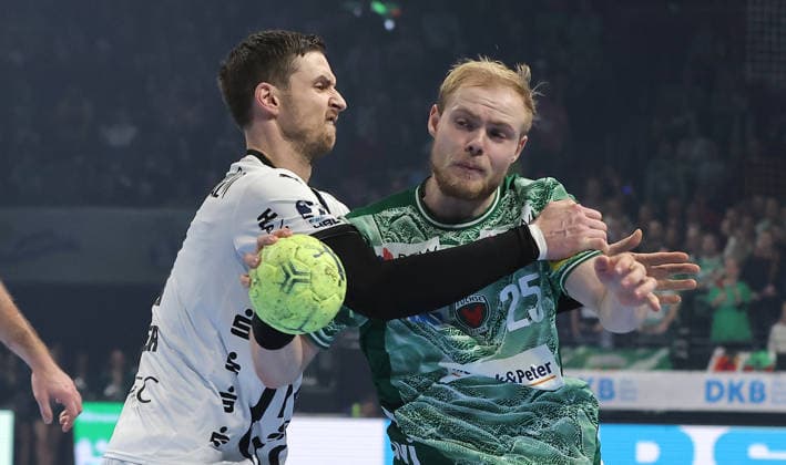Hendrik Pekeler, Matthes Langhoff on the ball duel Match scene Action Sport Handball DHB Cup quarter-finals mens season 2025 2026 18 12 2025 Füchse Berlin vs THW Kiel