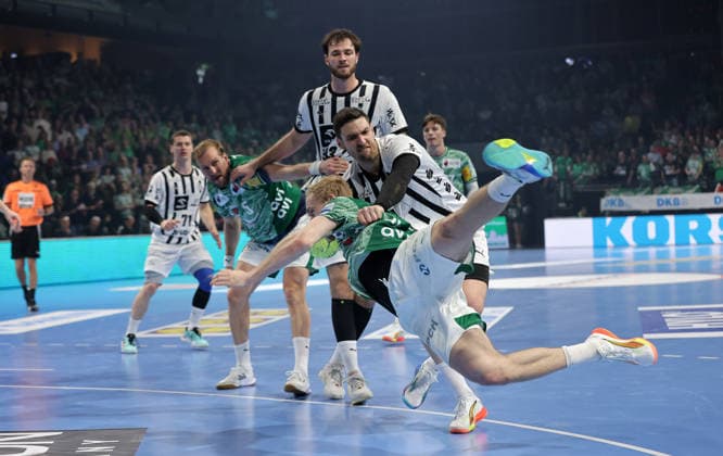 Hendrik Pekeler, Matthes Langhoff on the ball duel Match scene Action Sport Handball DHB Cup quarter-finals mens season 2025 2026 18 12 2025 Füchse Berlin vs THW Kiel