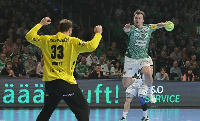 Goalkeeper Andreas Wolff, Hakun West av Teigum on the ball duel Match scene Action Sport Handball DHB Cup quarter-finals mens season 2025 2026 18 12 2025 Füchse Berlin vs THW Kiel
