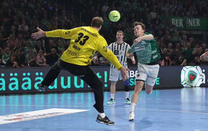 Goalkeeper Andreas Wolff, Hakun West av Teigum on the ball duel Match scene Action Sport Handball DHB Cup quarter-finals mens season 2025 2026 18 12 2025 Füchse Berlin vs THW Kiel
