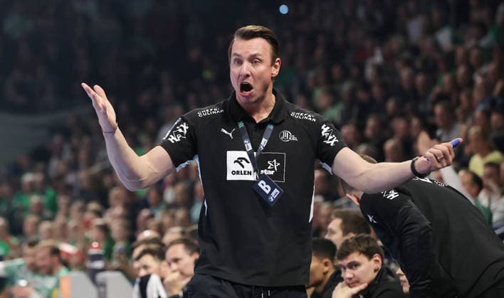 Coach Filip Jicha pointing, gesturing Upper body action Sport Handball DHB Cup quarter-finals mens season 2025 2026 18 12 2025 Füchse Berlin vs THW Kiel
