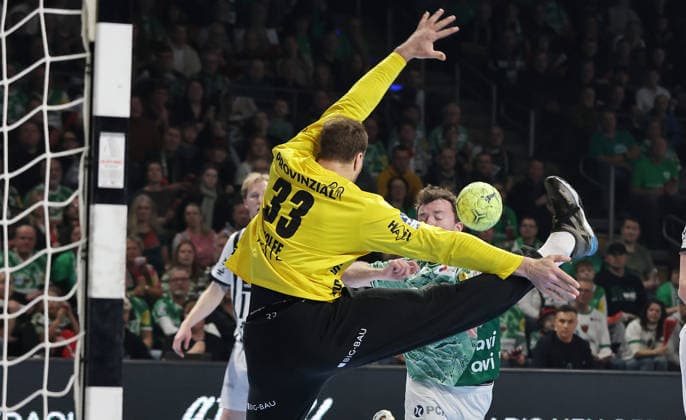 Goalkeeper Andreas Wolff, Hakun West av Teigum on the ball duel Match scene Action Sport Handball DHB Cup quarter-finals mens season 2025 2026 18 12 2025 Füchse Berlin vs THW Kiel