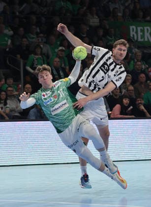 Nils Lichtlein, Magnus Landin Jacobsen duel Match scene Action Sport Handball DHB Cup quarter-final mens season 2025 2026 18 12 2025 Füchse Berlin vs THW Kiel