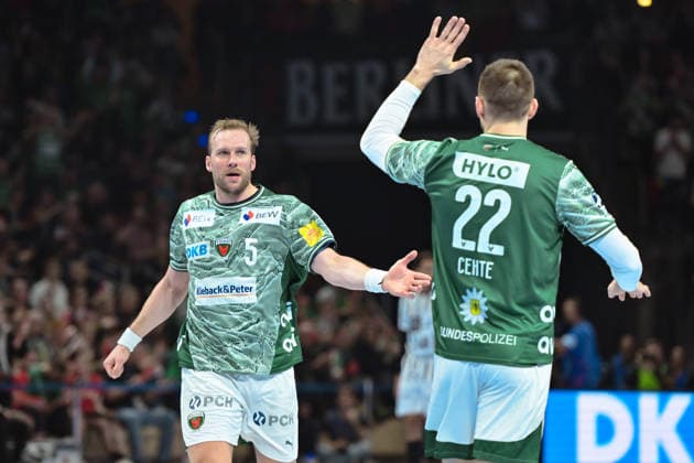 18 12 2025, xlakx, Handball DHB Pokal 1 4 Final, Fuechse Berlin THW Kiel v l Max Darj Fuechse Berlin , Nejc Cehte Fuechse Berlin clap after the goal Berlin