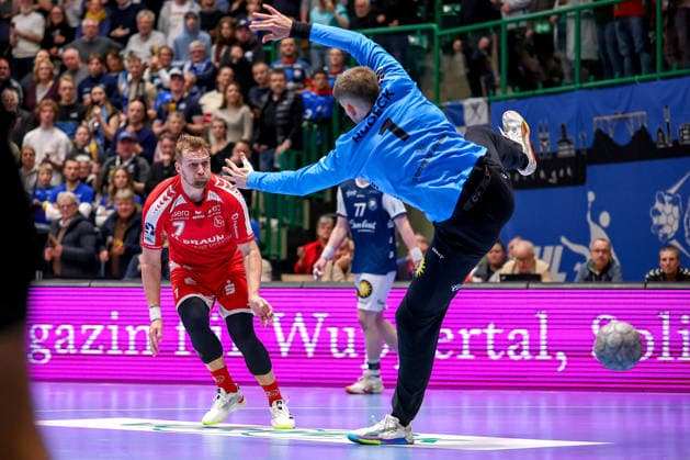 18 12 2025, Handball, Quarter-final DHB Cup, Bergischer HC MT Melsungen, Unihalle Wuppertal David Mandic Melsungen 07 throwing at the goal of goalkeeper Christopher Rudeck BHC 01 North Rhine-Westphalia Germany