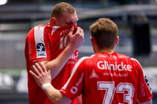 18 12 2025, Handball, Quarter-final DHB Cup, Bergischer HC MT Melsungen, Unihalle Wuppertal Dainis Kristopans Melsungen 10 stands Disappointed next to Timo Kastening Melsungen 73 Disappointment North Rhine-Westphalia Germany