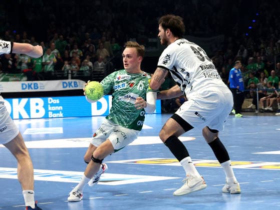 DEU, DHB, Cup, Fuechse Berlin vs THW Kiel, 18 12 2025, Max Schmeling Halle, Berlin, DEU, DHB, Cup, Fuechse Berlin vs THW Kiel, in the picture Tobias Grondahl Fuechse Berlin 15 , VERON NACINOVIC THW Kiel 93 nordphotoxGmbHx xEngler nph00076