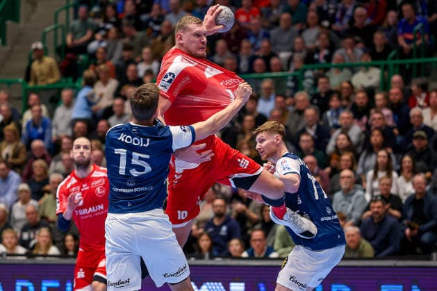 18 12 2025, Handball, Quarter-final DHB Cup, Bergischer HC MT Melsungen, Unihalle Wuppertal Dainis Kristopans Melsungen 10 in a duel against Lars Kooij BHC 15 Johannes Wasielewski BHC 77 North Rhine-Westphalia Germany
