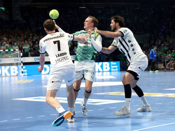 DEU, DHB, Cup, Fuechse Berlin vs THW Kiel, 18 12 2025, Max Schmeling Halle, Berlin, DEU, DHB, Cup, Fuechse Berlin vs THW Kiel, pictured Tobias Grondahl Fuechse Berlin 15 , Magnus Landin Jacobsen THW Kiel 7 , VERON NACINOVIC THW Kiel 93 nordphotoxGmbHx xEngler nph00076