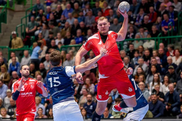 18 12 2025, Handball, Quarter-final DHB Cup, Bergischer HC MT Melsungen, Unihalle Wuppertal Dainis Kristopans Melsungen 10 in a duel against Lars Kooij BHC 15 Johannes Wasielewski BHC 77 North Rhine-Westphalia Germany