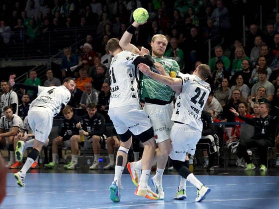 DEU, DHB, Cup, Fuechse Berlin vs THW Kiel, 18 12 2025, Max Schmeling Halle, Berlin, DEU, DHB, Cup, Fuechse Berlin vs THW Kiel, in the picture Matthes Langhoff Fuechse Berlin 25 , Hendrik Pekeler THW Kiel 61 , Lukas Zerbe THW Kiel 24 nordphotoxGmbHx xEngler nph00076