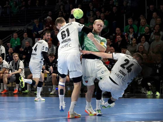 DEU, DHB, Cup, Fuechse Berlin vs THW Kiel, 18 12 2025, Max Schmeling Halle, Berlin, DEU, DHB, Cup, Fuechse Berlin vs THW Kiel, in the picture Matthes Langhoff Fuechse Berlin 25 , Hendrik Pekeler THW Kiel 61 , Lukas Zerbe THW Kiel 24 nordphotoxGmbHx xEngler nph00076