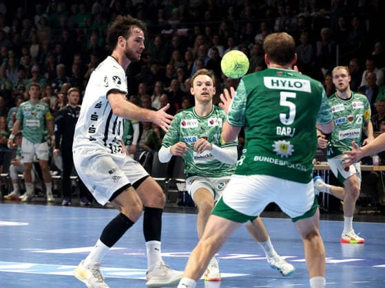 DEU, DHB, Cup, Fuechse Berlin vs THW Kiel, 18 12 2025, Max Schmeling Halle, Berlin, DEU, DHB, Cup, Fuechse Berlin vs THW Kiel, in the picture Mathias Gidsel Fuechse Berlin 19 , Max Darj Fuechse Berlin 5 , VERON NACINOVIC THW Kiel 93 nordphotoxGmbHx xEngler nph00076