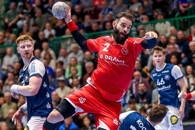 18 12 2025, Handball, Quarter-final DHB Cup, Bergischer HC MT Melsungen, Unihalle Wuppertal Ruben Marchan Melsungen 02 throwing on goal North Rhine-Westphalia Germany