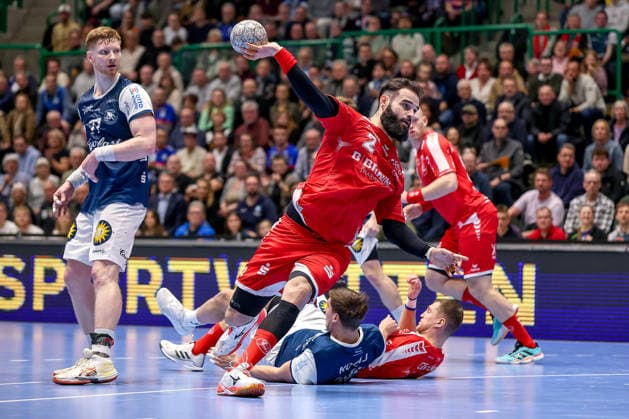 18 12 2025, Handball, Quarter-final DHB Cup, Bergischer HC MT Melsungen, Unihalle Wuppertal Ruben Marchan Melsungen 02 throwing on goal North Rhine-Westphalia Germany