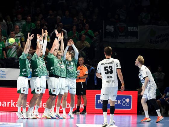DEU, DHB, Pokal, Fuechse Berlin vs THW Kiel, 18 12 2025, Max Schmeling Halle, Berlin, DEU, DHB, Pokal, Fuechse Berlin vs THW Kiel, in the picture free throw by Eric Johansson THW Kiel 21 , Fuechse player wall, nordphotoxGmbHx xEngler nph00076